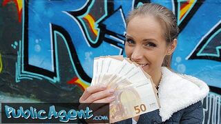 Общественный агент Кинуски трахает большой испанский член на улице под туннелем порно